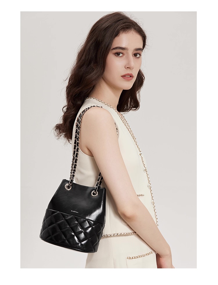 真皮小香风菱格链条水桶包2025新款高级感小众单肩斜挎包女 (Z9120-黑色) *仅限使用消费积分50%*